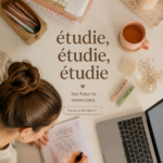 Une femme en train d'étudier avec des notes et un ordinateur portable