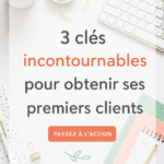 Femme souriante conseillant une autre femme sur le développement de son entreprise