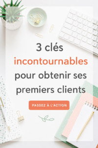 Femme souriante conseillant une autre femme sur le développement de son entreprise