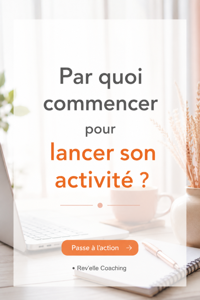 Femme souriante travaillant sur son ordinateur pour lancer son activité.