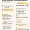 Femme souriante au travail sur son projet d'entreprise personnelle