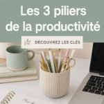 Femme dans un bureau bien organisé, souriante, utilisant un agenda pour planifier sa journée.