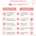 Une femme souriante avec un carnet, réfléchissant à sa productivité