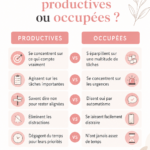 Une femme souriante avec un carnet, réfléchissant à sa productivité