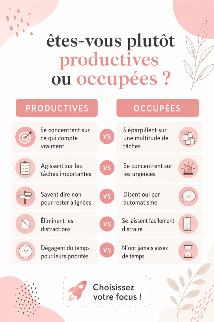 Une femme souriante avec un carnet, réfléchissant à sa productivité