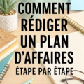 Une femme réfléchissant à son business plan sur un bureau avec des notes et un ordinateur.