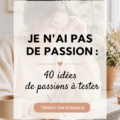 Une femme souriante explorant différentes activités créatives pour trouver une nouvelle passion.