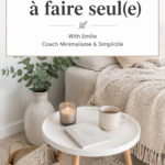 Femme souriante profitant d'une activité en solo pour se ressourcer