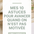 Femme assise à un bureau, réfléchissant à des astuces pour avancer dans la vie sans motivation.