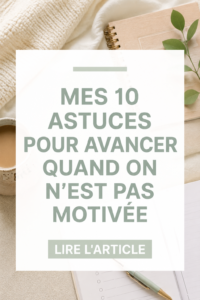 Femme assise à un bureau, réfléchissant à des astuces pour avancer dans la vie sans motivation.