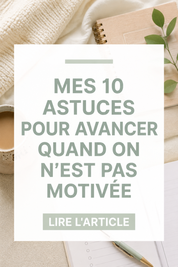 Femme assise à un bureau, réfléchissant à des astuces pour avancer dans la vie sans motivation.