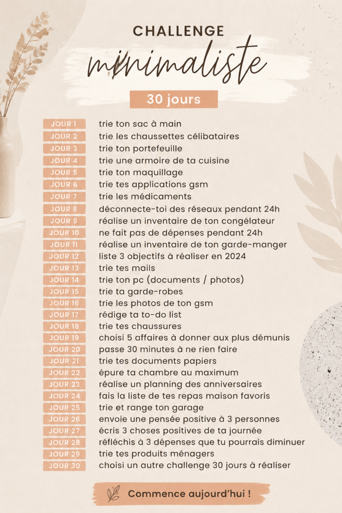femme souriante dans un espace de vie minimaliste
