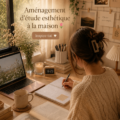 Bureau d'étude aesthetic avec des couleurs pastel et des accessoires décoratifs