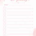 Une to-do list minimaliste en rose sur un bureau bien ordonné.