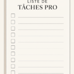 Illustration d'une femme écrivant une liste de tâches sur un carnet, représentant l'organisation et la productivité.