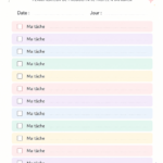Un joli planner pastel ouvert sur une table en bois, avec des stylos colorés à côté.