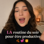 Une femme assise tranquillement dans sa chambre, en train de lire un livre dans un cadre paisible, suggérant une routine relaxante du soir.