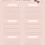 Femme rédigeant une to-do list pour un voyage sur un carnet