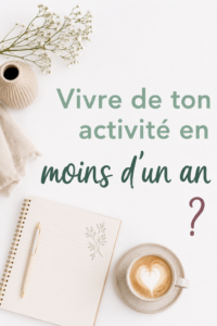 Femme souriante discutant de son projet entrepreneurial.
