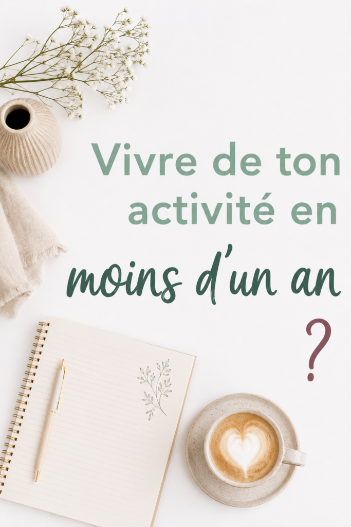 Femme souriante discutant de son projet entrepreneurial.