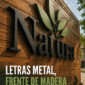 Belles lettres en métal sur un support en bois, décoratives pour un intérieur chaleureux.