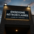 Signalétique lumineuse attirante et moderne sur la devanture d'un magasin.