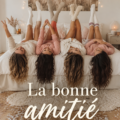 Des femmes souriantes discutent autour d'une table, symbolisant une amitié solide au travail.