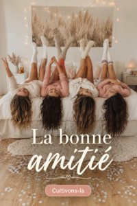 Des femmes souriantes discutent autour d'une table, symbolisant une amitié solide au travail.