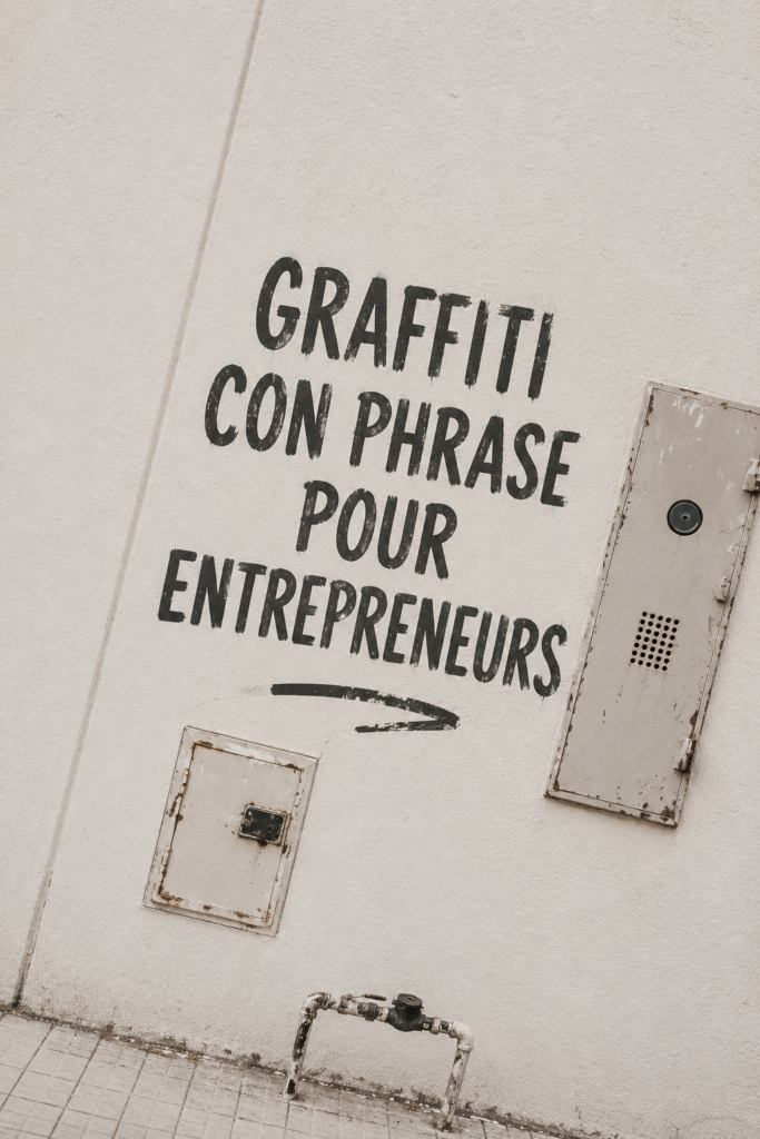 Un mural de graffiti inspirant avec des phrases motivantes pour entrepreneurs.