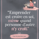 Une femme souriante avec des documents d'affaires, symbolisant la confiance en soi dans l'entrepreneuriat.