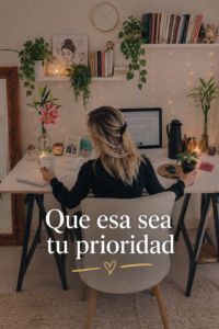 Femme réfléchissant à ses priorités devant un tableau blanc