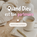 Une femme d'affaires souriante avec un arrière-plan inspirant, symbolisant l'entrepreneuriat et la foi.