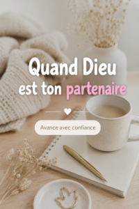 Une femme d'affaires souriante avec un arrière-plan inspirant, symbolisant l'entrepreneuriat et la foi.