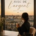 Femme souriante avec un ordinateur portable, représentant l'indépendance financière