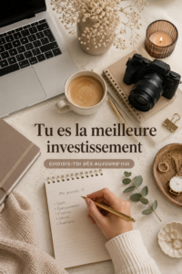 Femme heureuse lisant un livre dans un cadre serein pour investir en soi.