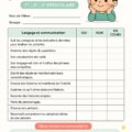 Une maman aidant son enfant avec une liste de contrôle éducative