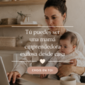Femme souriante travaillant sur son ordinateur à la maison avec son enfant