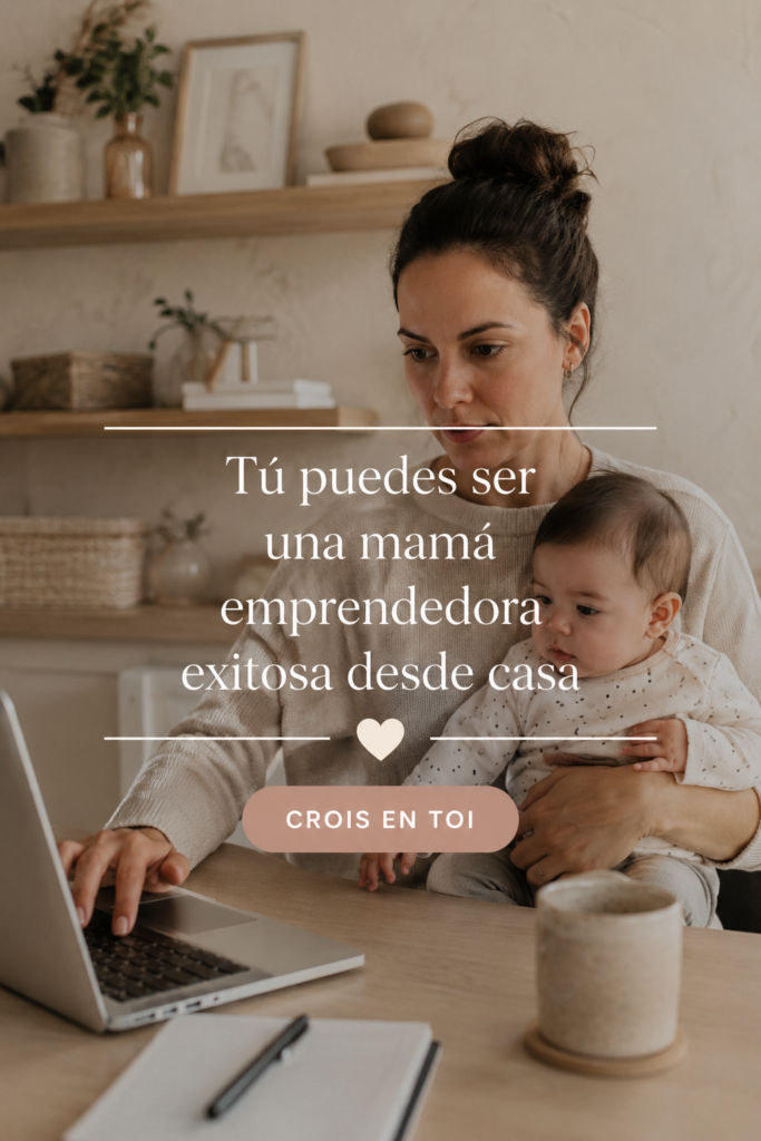 Femme souriante travaillant sur son ordinateur à la maison avec son enfant