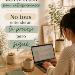 Femme souriante dans un environnement de travail inspirant avec des citations motivantes autour d'elle.