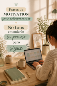 Femme souriante dans un environnement de travail inspirant avec des citations motivantes autour d'elle.