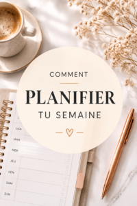 Femme organisant son emploi du temps sur un planner
