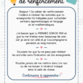 Une mère aide son enfant à colorier dans un cahier éducatif.