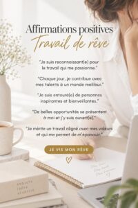 Femme souriante dans un bureau, réfléchissant à des affirmations positives pour réussir professionnellement.