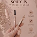 Image d'une esthéticienne en train de dessiner des sourcils sur une cliente dans un salon de beauté.