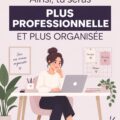 Femme professionnelle souriante dans un environnement de travail bien organisé, symbolisant l'efficacité.