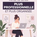 Femme professionnelle souriante dans un environnement de travail bien organisé, symbolisant l'efficacité.