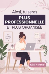 Femme professionnelle souriante dans un environnement de travail bien organisé, symbolisant l'efficacité.
