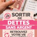 Femme souriante examinant ses finances et planifiant son budget