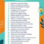 Femme souriante, entourée de matériel artistique, explorant sa créativité.